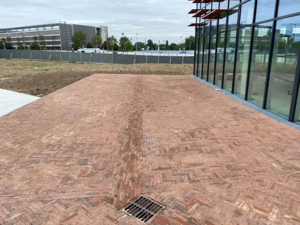 Pose de pavés pour voie d'accès d'un professionnel au sein du quartier d'affaires Wacken à Strasbourg.