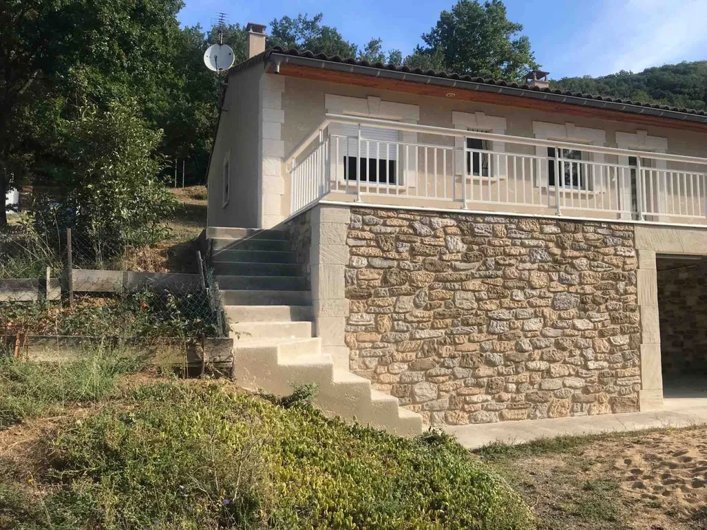 Façade en pierre taillee avec torchis gratté à l’ancienne sur l’étage à Saint-Pons de Thomières