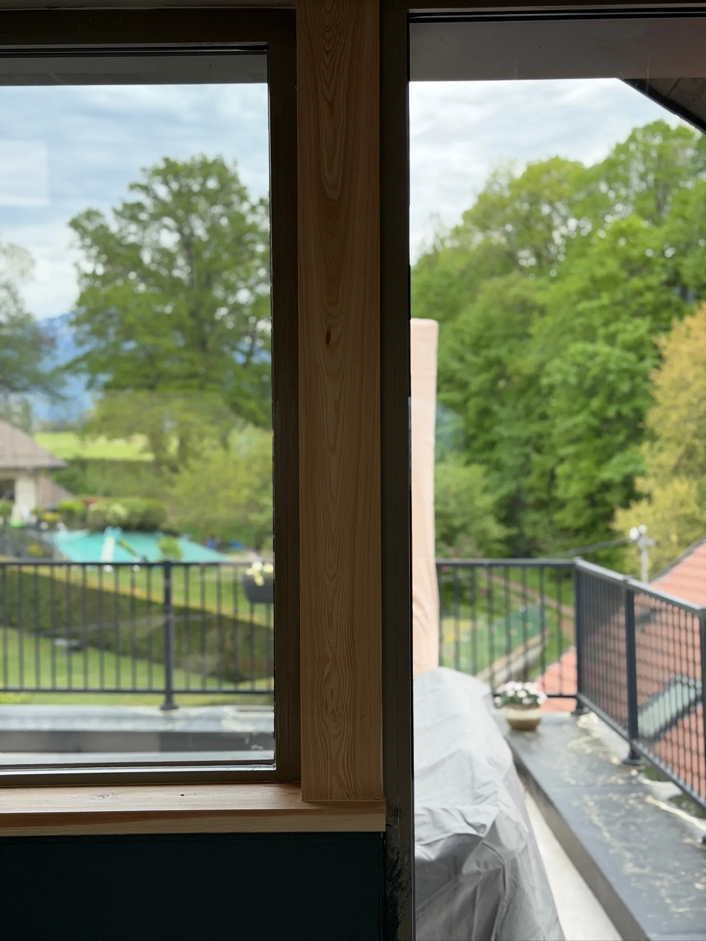 Films adhésifs solaires Genève : protéger vos meubles et votre intérieur sans compromettre la lumière