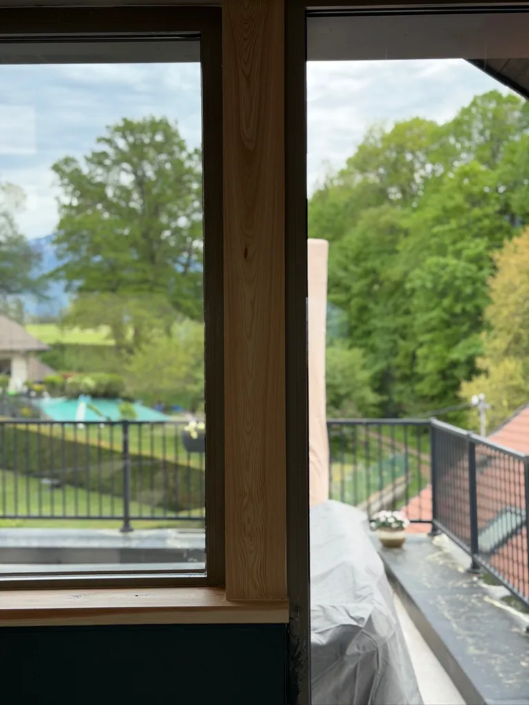 Films adhésifs solaires Genève : protéger vos meubles et votre intérieur sans compromettre la lumière
