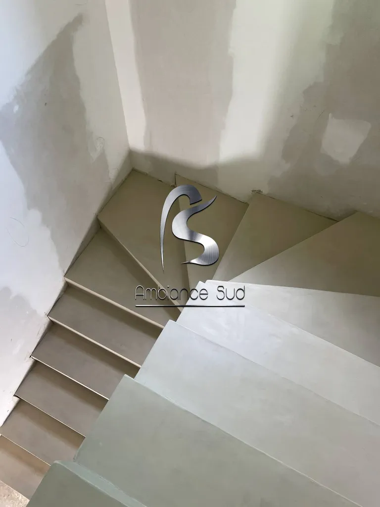 Modernisation d'un escalier en béton ciré taloché