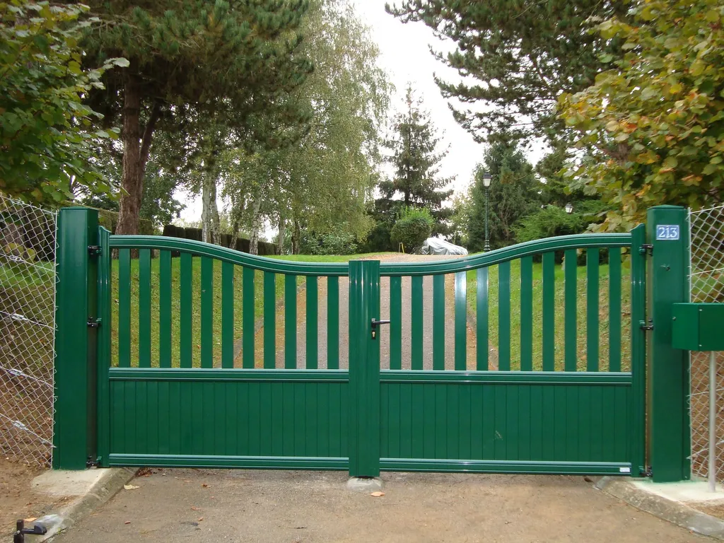 Installation de Portail en aluminium Battant, Modèle Plein/Semi-Ajouré Coordonné Sur-Mesure à Pont l'Évêque dans le Calvados 14 et Saint-André-d'Hébertot