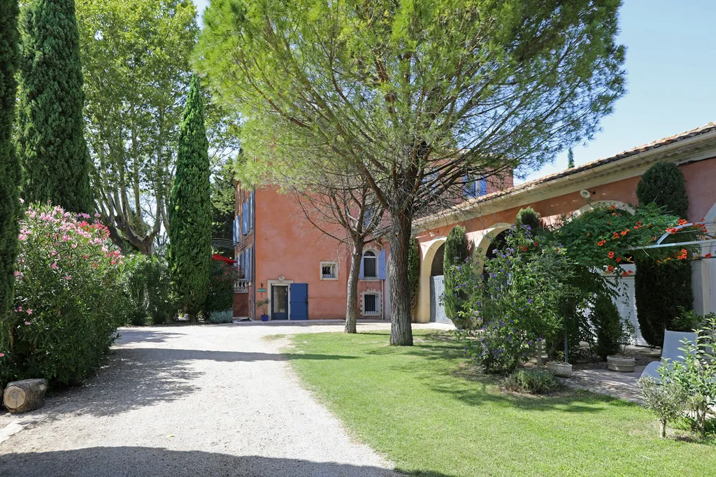 Bastide au coeur d'un parc arboré proche de Sorgues