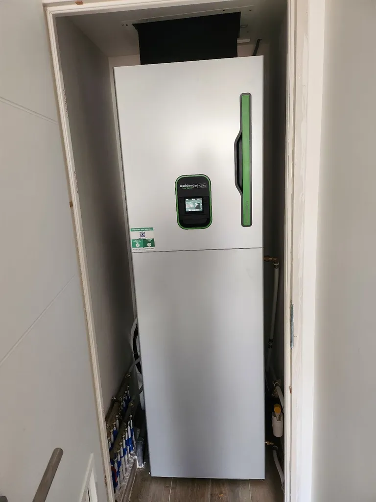Installation d'un système tout-en-un T-One Aqua Air intégrant ventilation, chauffage, rafraîchissement et eau chaude sanitaire pour une résidence à Ventabren dans les Bouches-du-Rhône (13)