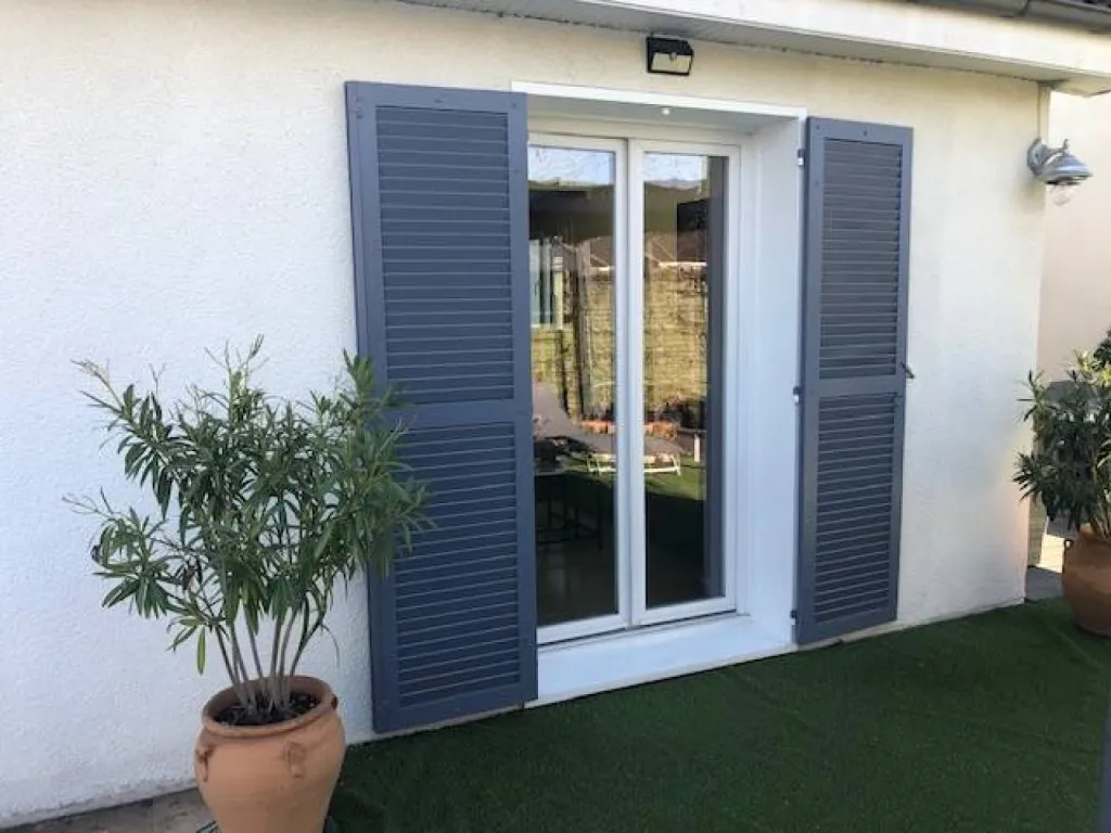 Agrandissement et remplacement d'une porte fenêtre PVC en coulissant deux vantaux en Aluminium à Corbas région Rhône Alpes Auvergne