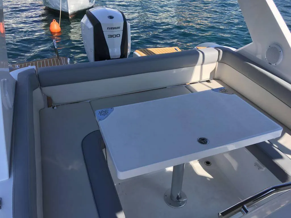 A vendre semi-rigide Soleil 28 neuf à La Martinique