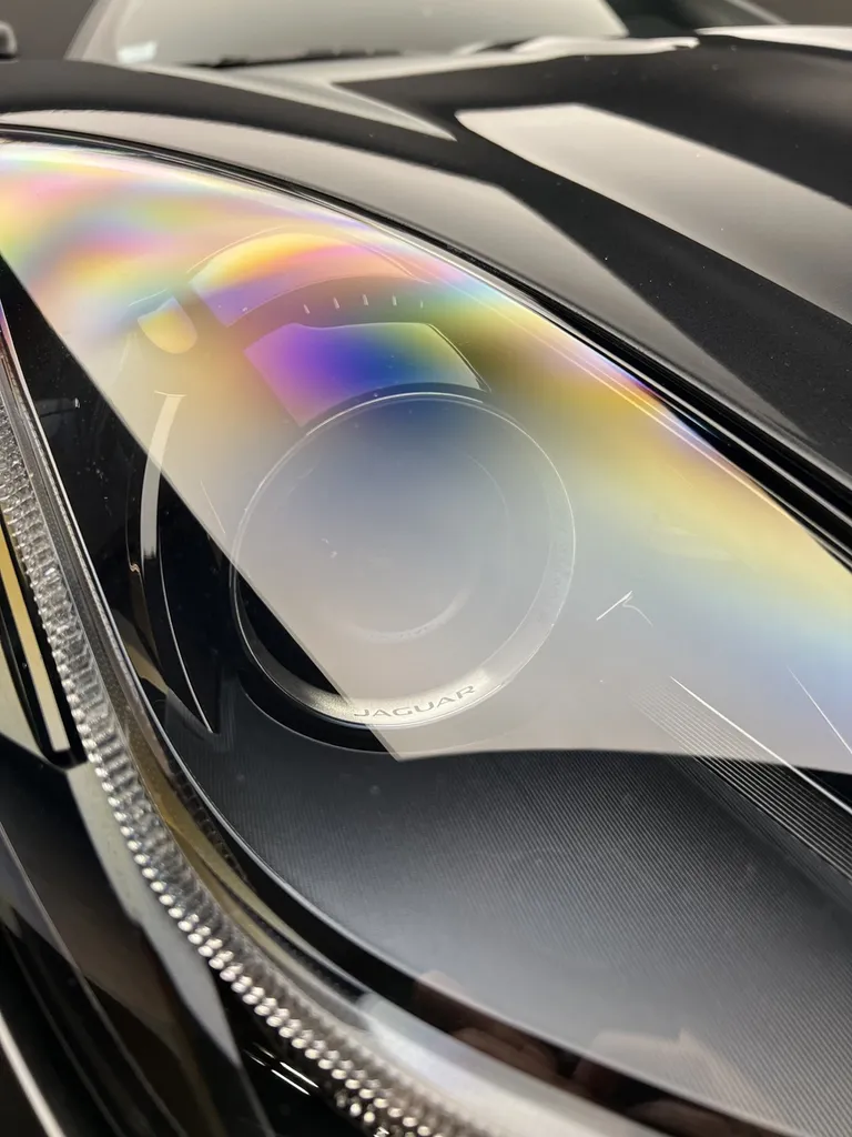 Faire une retouche de peinture sur une Jaguar F-Type R grâce à l’expertise en detailing automobile de DSP Service à Le Mans