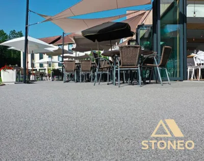 Terrasse de restaurant résistante, drainante et esthétique: optez pour la moquette de pierre à Crest Chabeuil Valence et partout en Drôme 26 Ardèche 07 et Isère 38