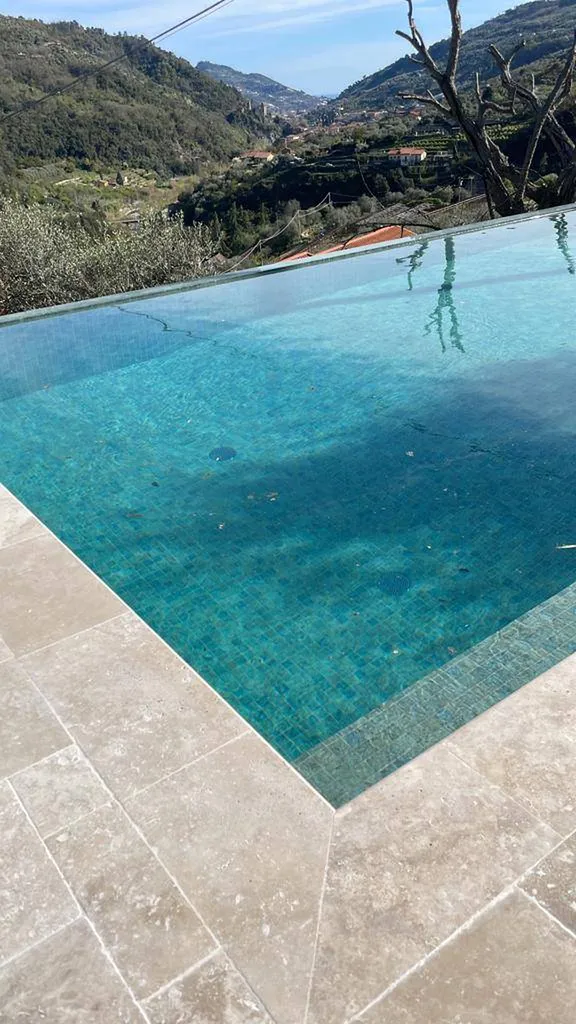 PISCINE EN PIERRE DE BALI - MOSAÏQUE BALI STONE