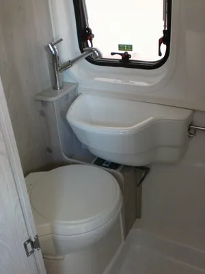 DOUCHE ET TOILETTE FOURGON