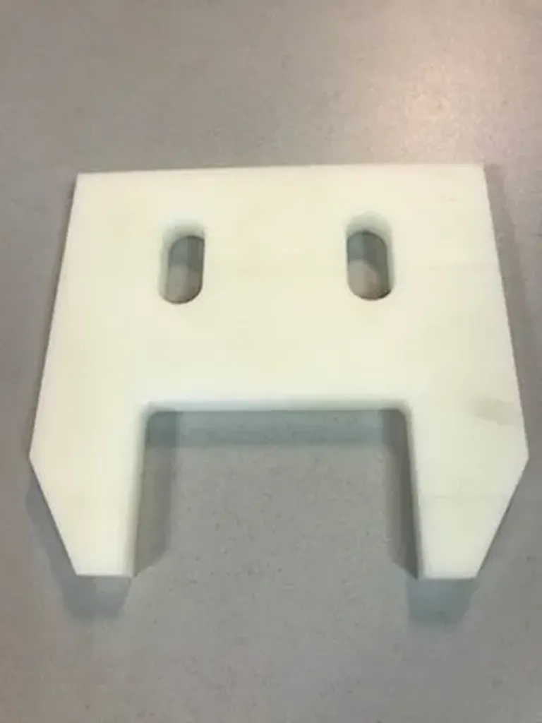 Fabrication sur mesure de profilé extrudé en élastomère blanc section en U avec lumières oblongues pour industrie à Marseille et PACA