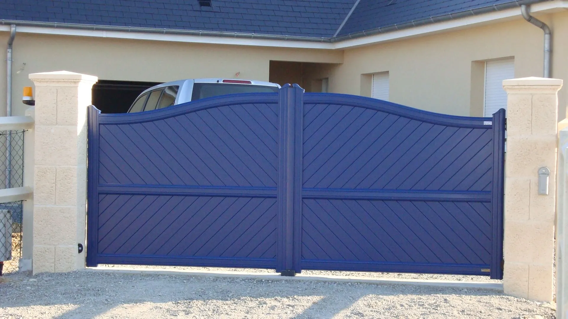 Installation de Portail en aluminium Battant Motorisé, Modèle Classique Semi-Ajouré Sur-Mesure à Bourg Achard dans l'Eure 27 et Le Bosc-du-Theil