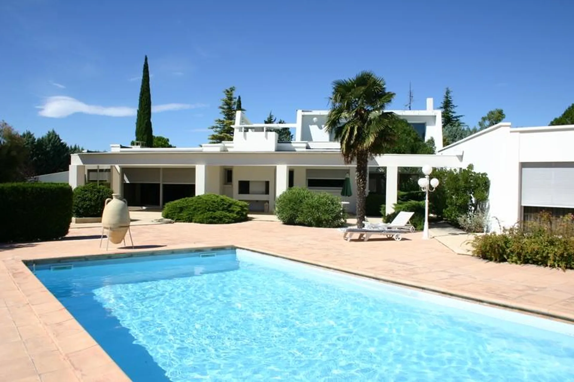 Proche Avignon, maison contemporaine avec piscine et tennis
