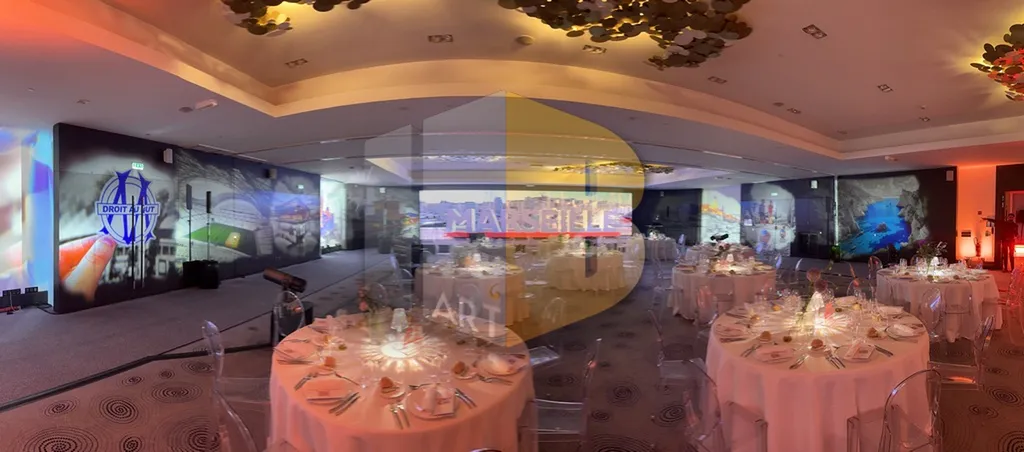 Vue d’ensemble de la scène de 11 mètres installée dans le Grand Hall de l’Hôtel Dieu à  Marseille