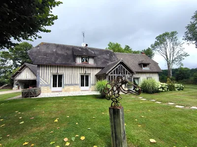 À vendre – Belle propriété avec piscine et dépendances sur environ 6000 m² de terrain – Proche Pont-l’Évêque 14130