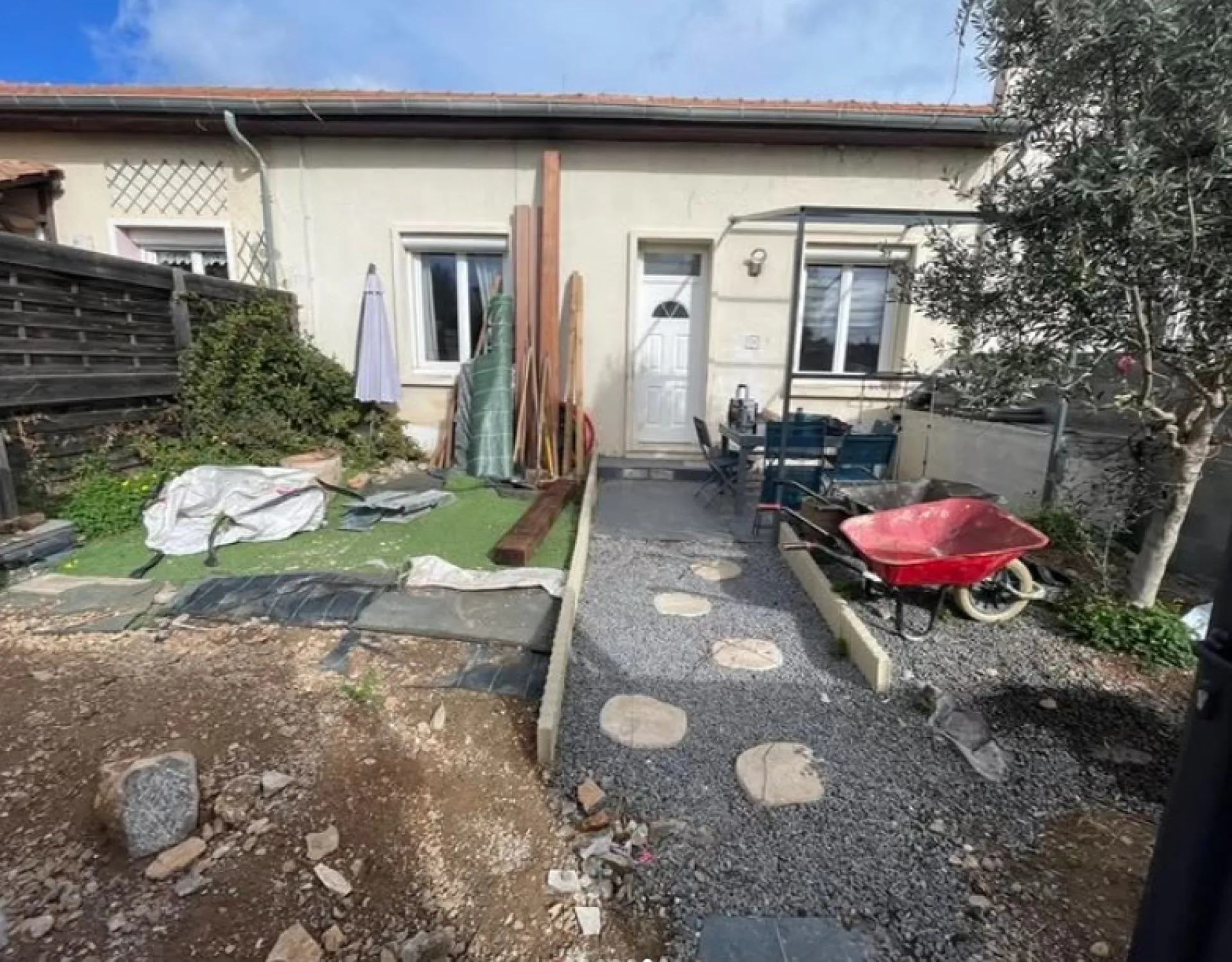 Aménagement extérieur complet à Frontignan : terrasse en dalle, pergola bois sur mesure et brise-vue design par Les Jardins d’Ailleurs