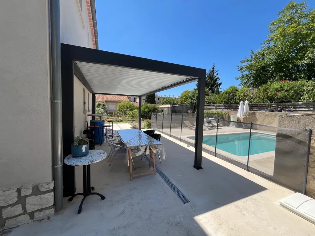 Mise en place d'une Pergola Bioclimatique Marquises modèle IZI sur Sausset les pins