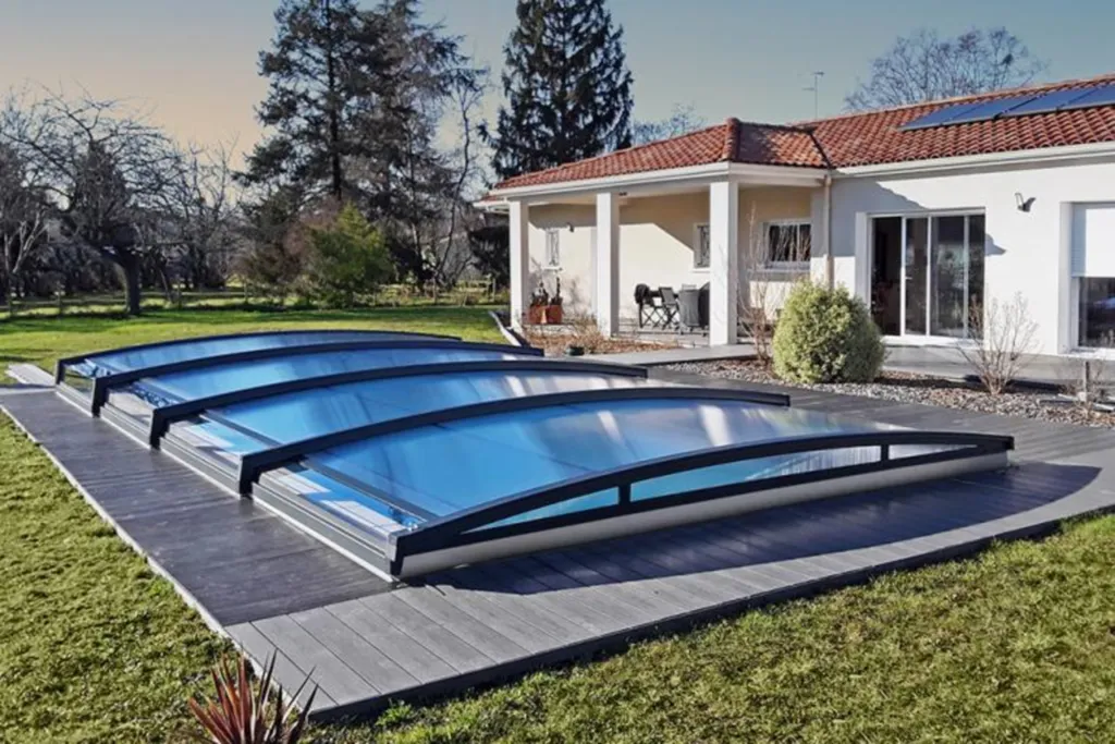 Constructeur de piscine coque avec un abris bas sur Biganos et ses alentours