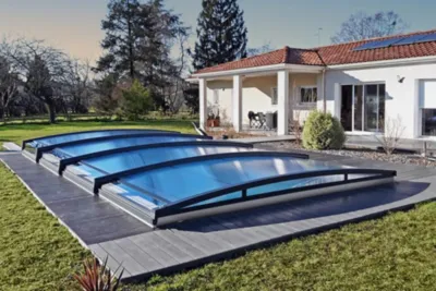 Constructeur de piscine coque avec un abris bas sur Biganos et ses alentours