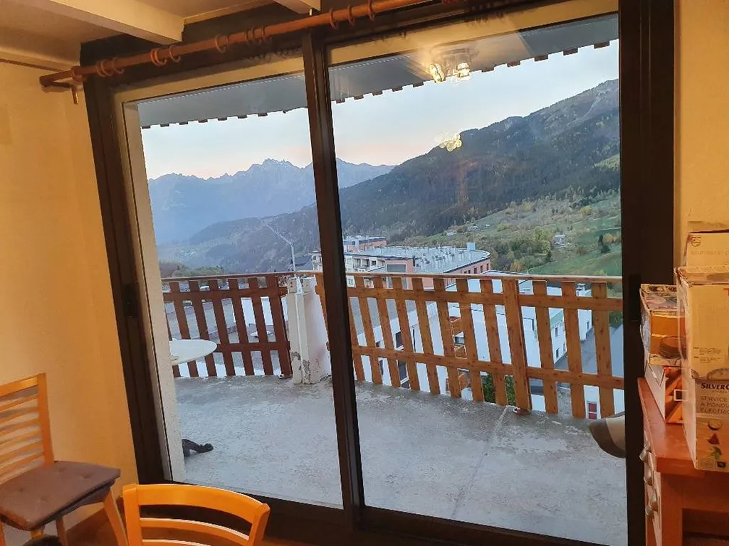 vue de l'interieur baie vitrée en aluminium pose en montage