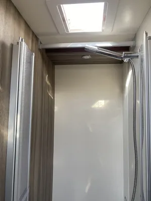 DOUCHE SEPARE AVEC PAROI
