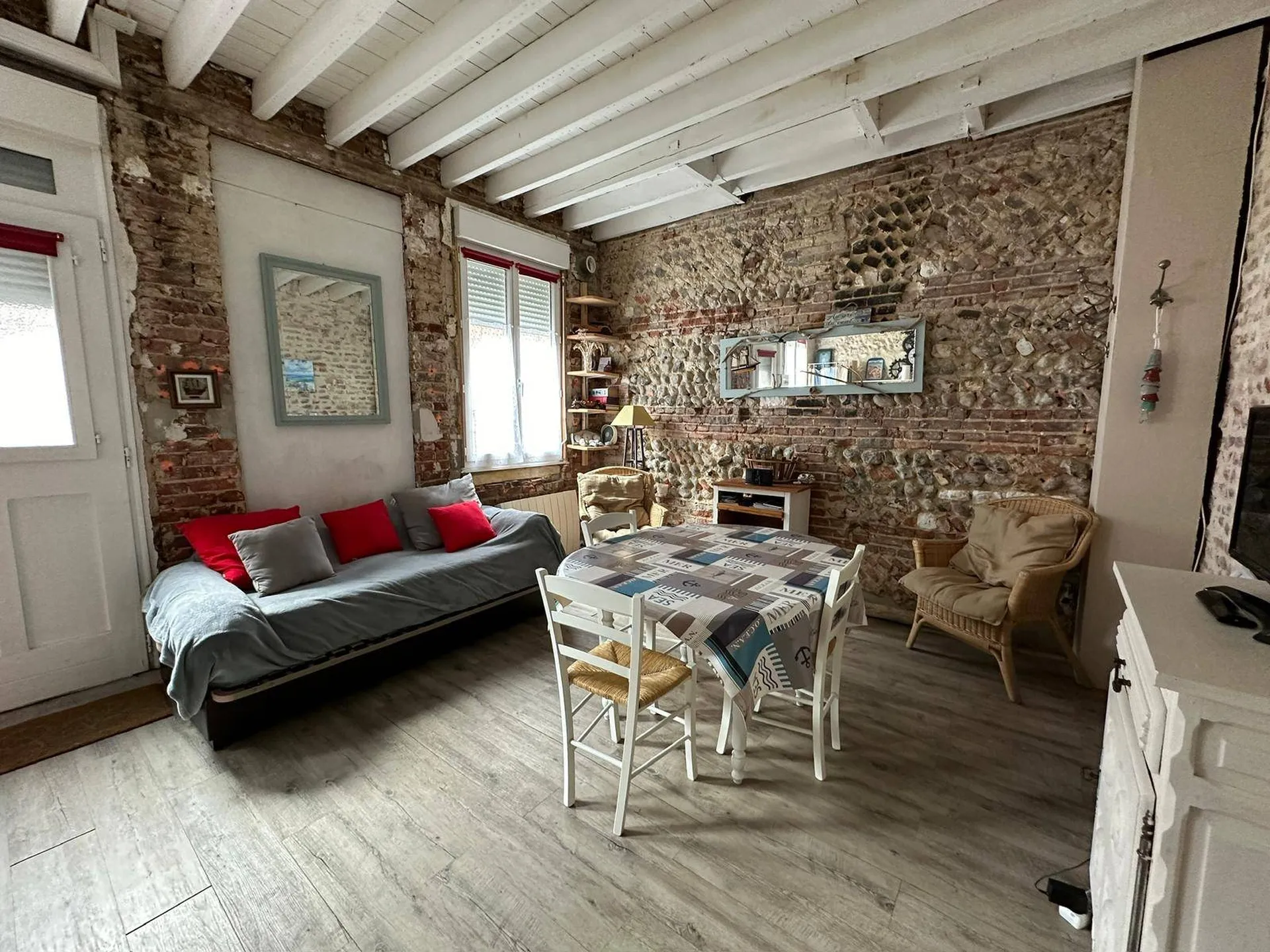 Vends maison avec chambre spacieuse offrant une ambiance chaleureuse, située à côté de la salle d'eau et des WC