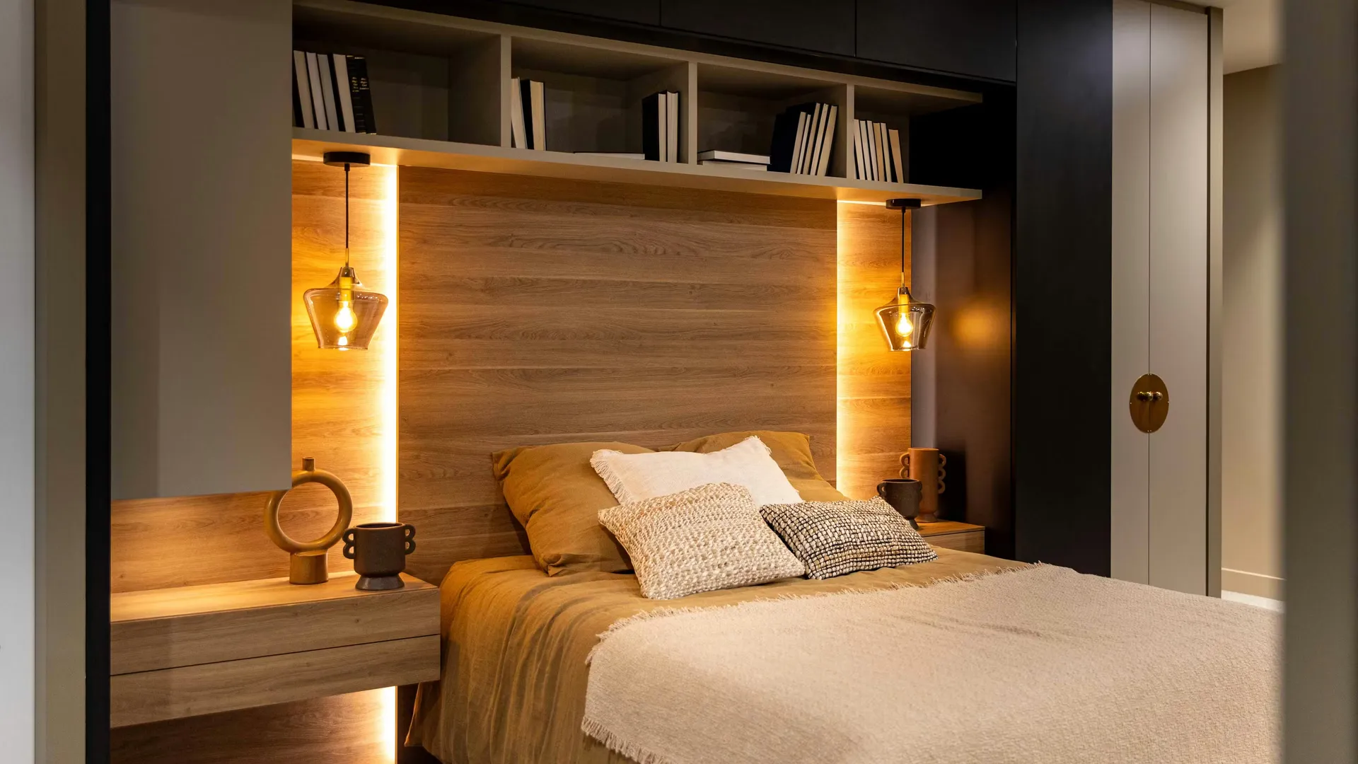 Lit pont sur mesure, l’alliance de trois teintes pour un rendu élégant : noir, taupe et bois