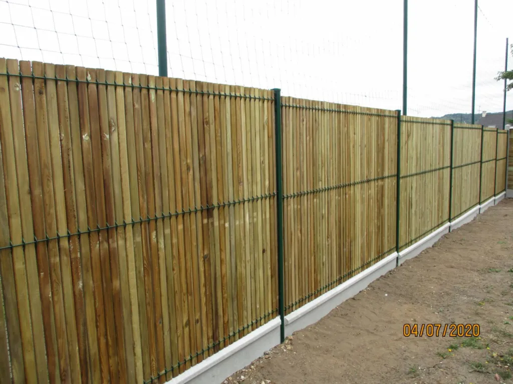Protection de jardin en clôture acier avec occultants bois à Bourg Achard 27