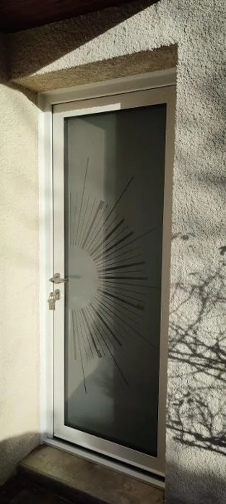 Pose d'une porte d’entrée en aluminium monobloc haute isolation thermique, fabrication française, rénovation d'habitation, installation à Dijon en Côte-d’Or
