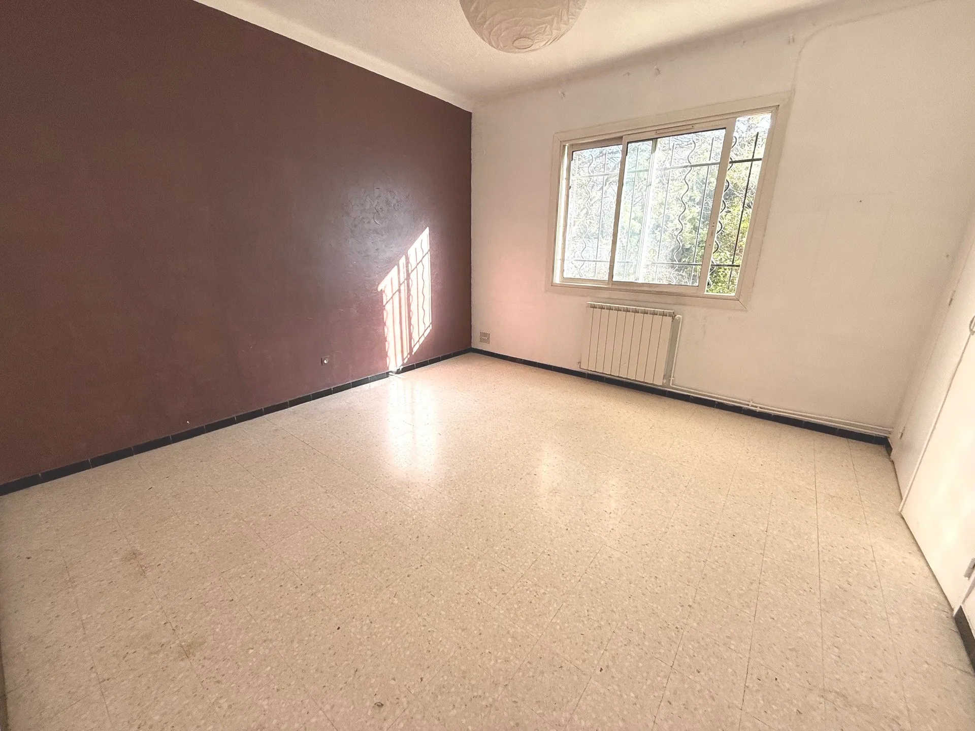 A vendre proche du centre de Carnoux en Provence une villa à rénover de Type 4 de plain-pied avec terrain plat