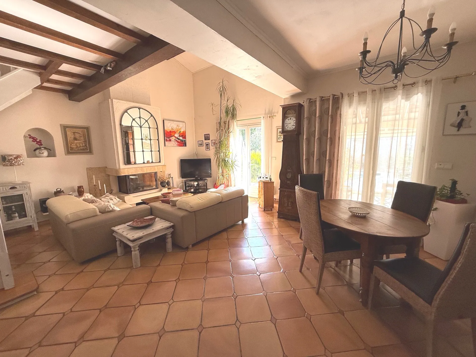 Vaste séjour avec mezzanine de 10m²