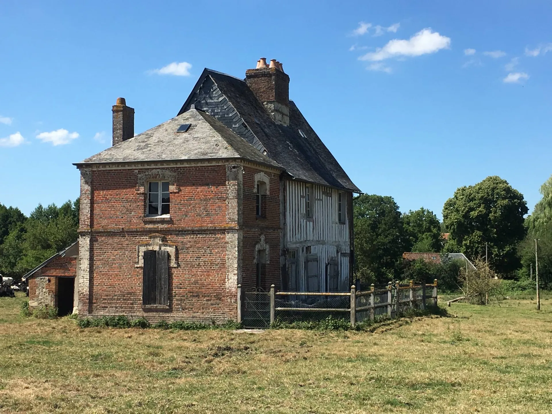 L'agence immobilière Terres et Demeures de Normandie située à Lisieux 14100, 41 avenue Victor Hugo, vous propose de venir découvrir cette Ferme Agricole édifiée sur 37 hectares de terrain, dans le secteur d'Orbec 14290.