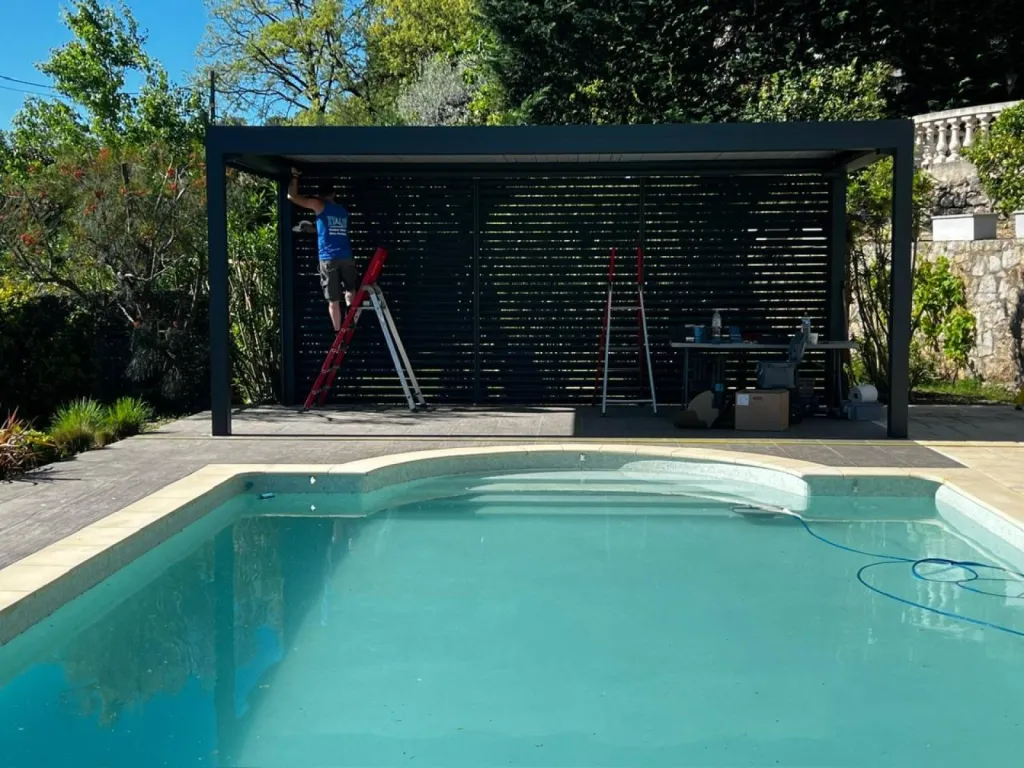 Notre zone d'activité pour ce servicePergola bioclimatique pour protéger la terrasse d’un hôtel