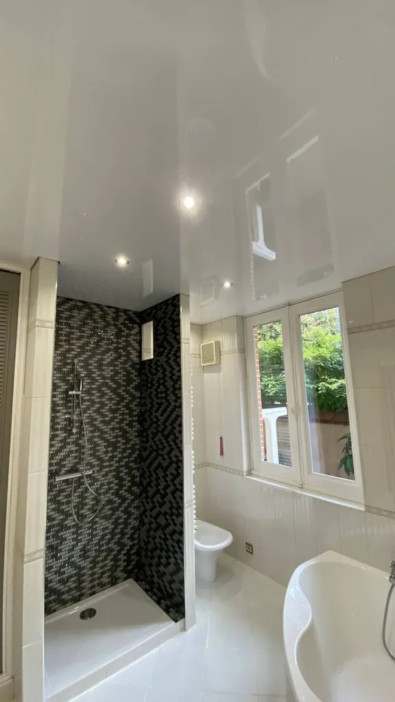 Salle de bains : Plafond brillant avec spots intégrés à Toulouse - Plafonds Tendus Occitans Bérat