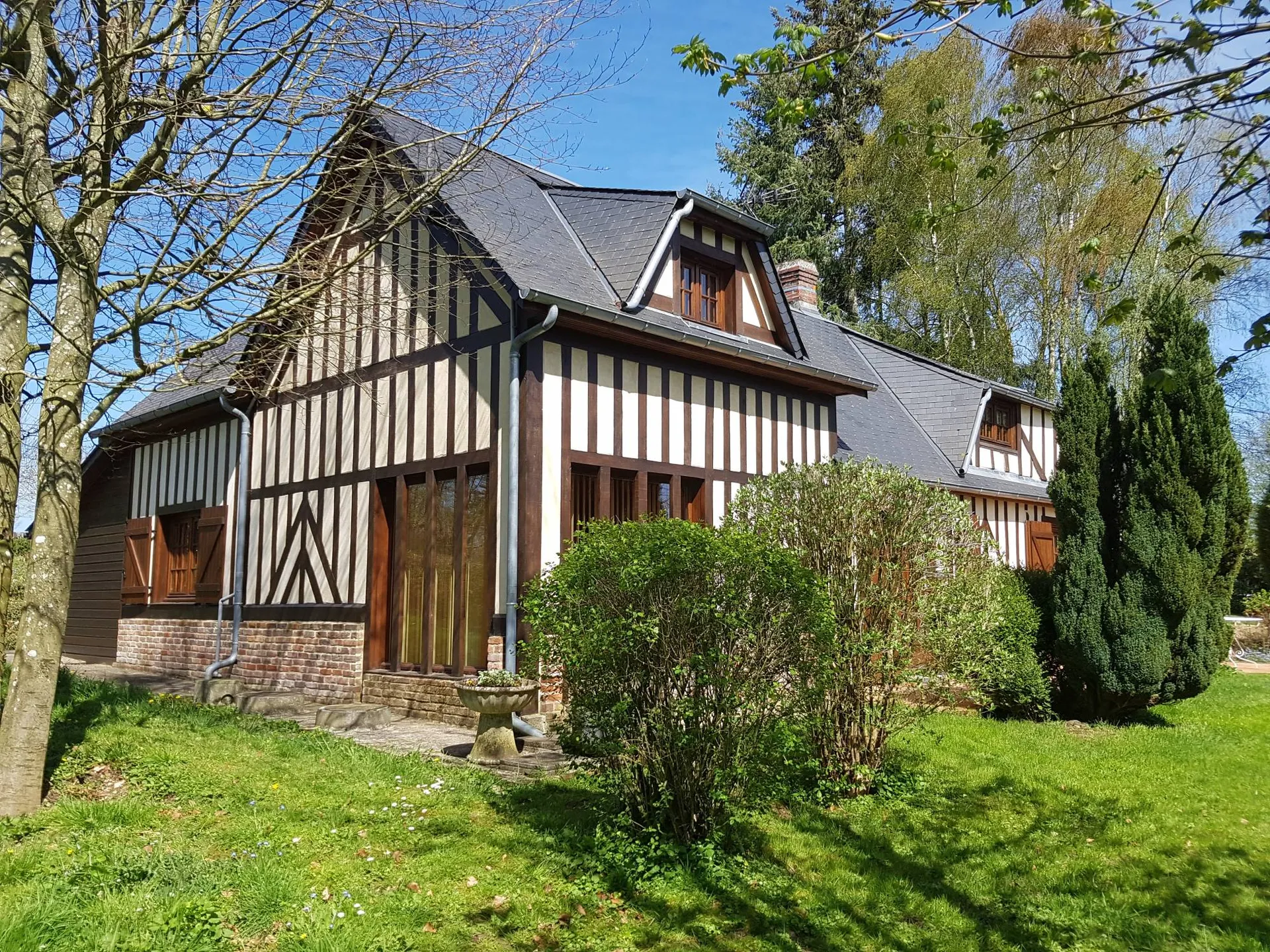 A acquérir maison colombages viable de plain pied avec double garage 14100 LISIEUX