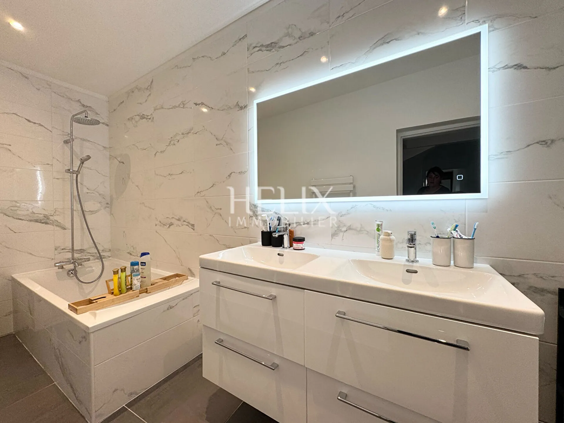 Salle de bain, entièrement refaite à neuf par des spécialistes de la décoration et de la plomberie