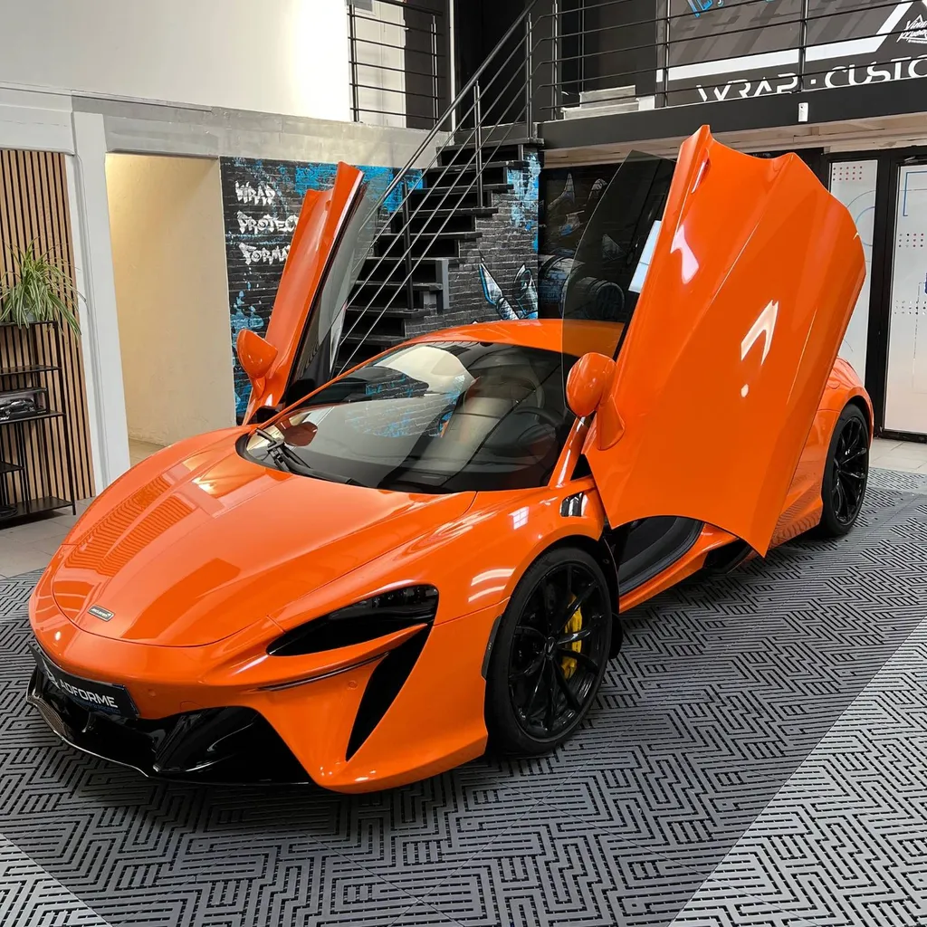 McLaren Artura Covering 
