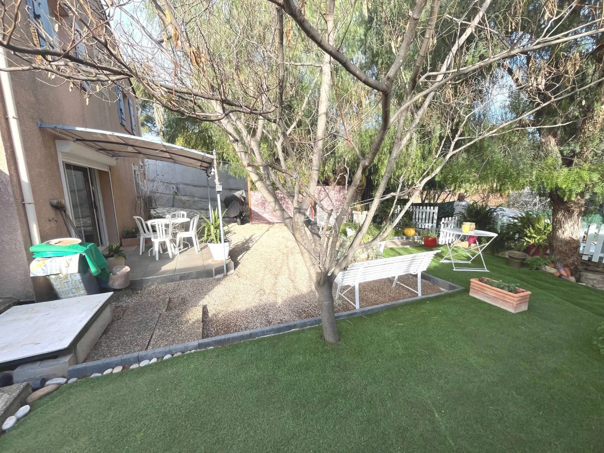 A VENDRE MAISON La Ciotat comprenant 3 logements terrain paysager avec piscine et cuisine d'été