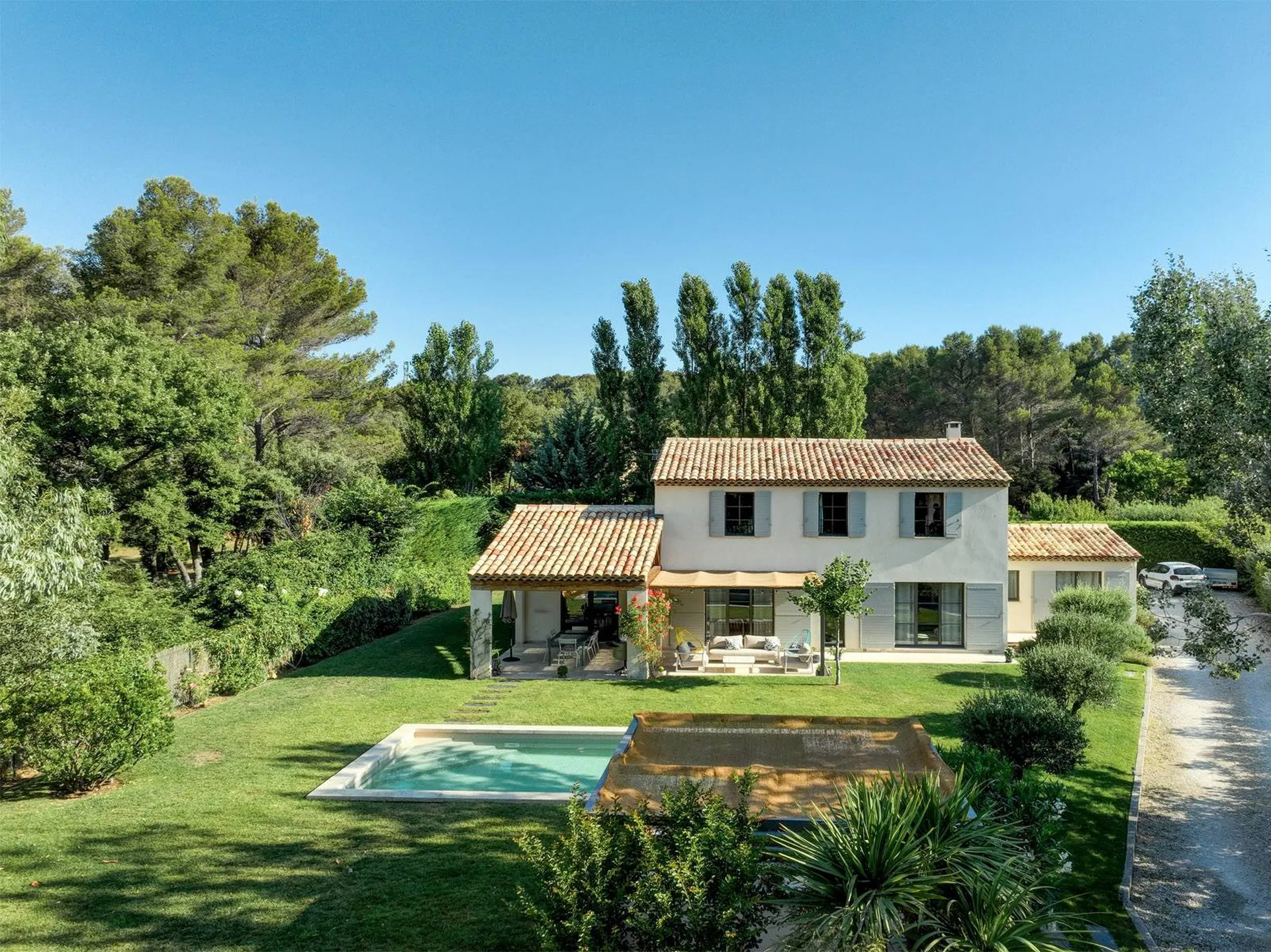 Construction d'une superbe maison individuelle au charme intemporel à Saint-Marc-Jaumegarde, située dans la pittoresque région du Sud de la France