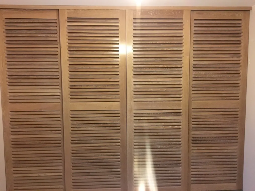 facade de placard coulissant avec persiennes en Chen sur mesure a bordeaux