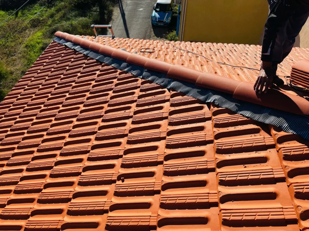 Réalisation des couvreurs de Solutoiture sur une changement de toiture de maison près de Aix en Provence