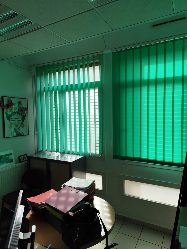 Fournitures et pose de stores californiens sur fenêtres et baies vitrées hôpital Aix en Provence