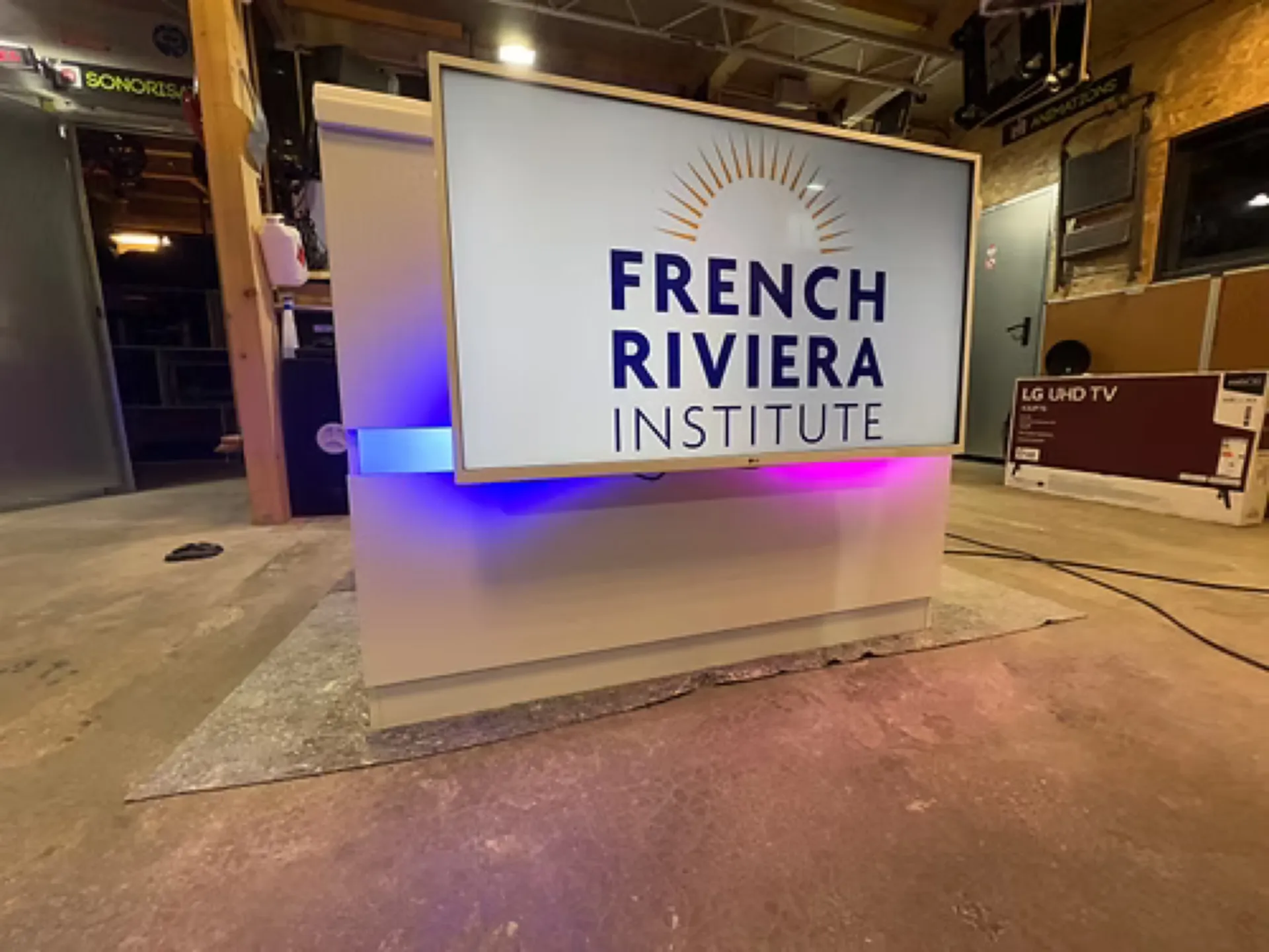 DESK BLANC AVEC ECRAN 43' 107CM DESK 3