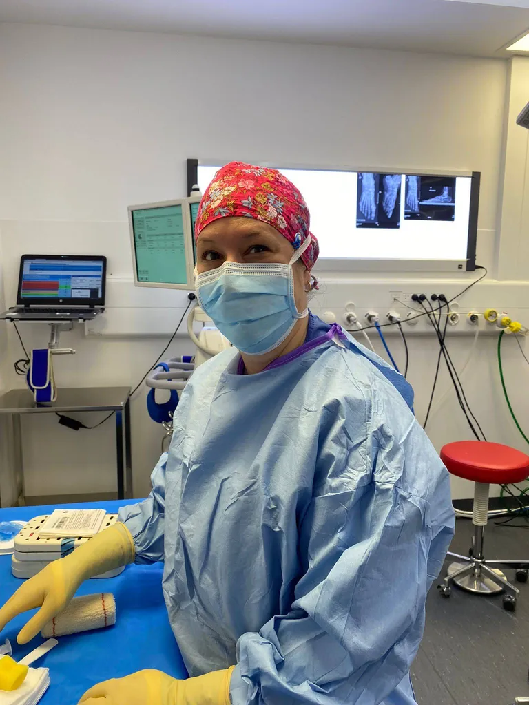 Le Docteur Julien Beldame, chirurgien orthopédiste, acceuille la nouvelle panseuse, Caroline, au bloc opératoire de l'Institut de la Cheville et du Pied, de la Clinique Blomet, 15e arrondissement de Paris. Bienvenue Caroline !