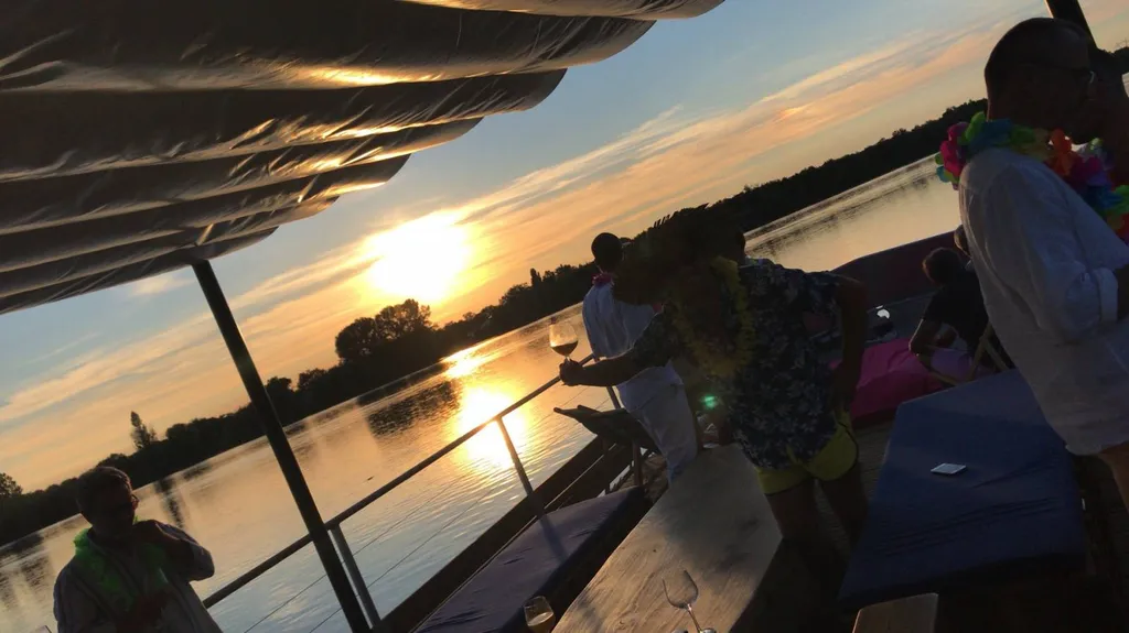 Enterrement de vie de garçon sur un bateau à bordeaux EVG