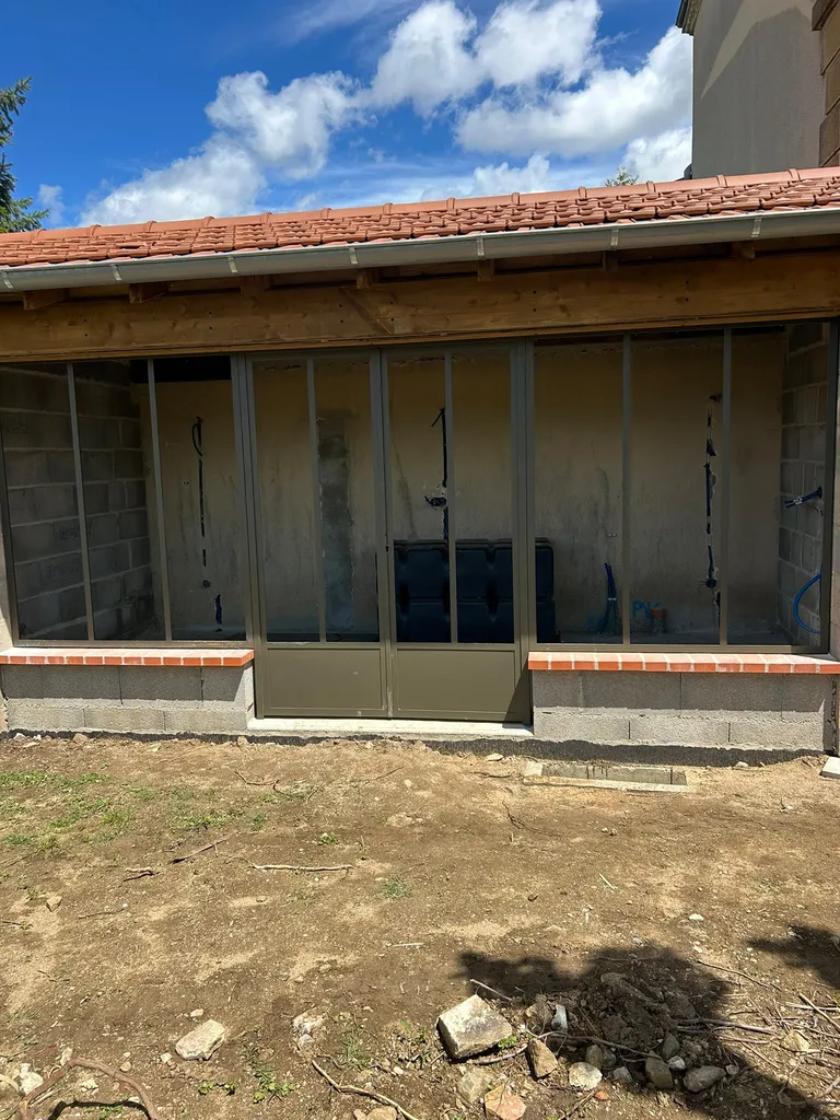 Devis pour créer une porte verrière extérieure 2 battants pour fermer un atelier dans une maison à Chaponnay près de Lyon