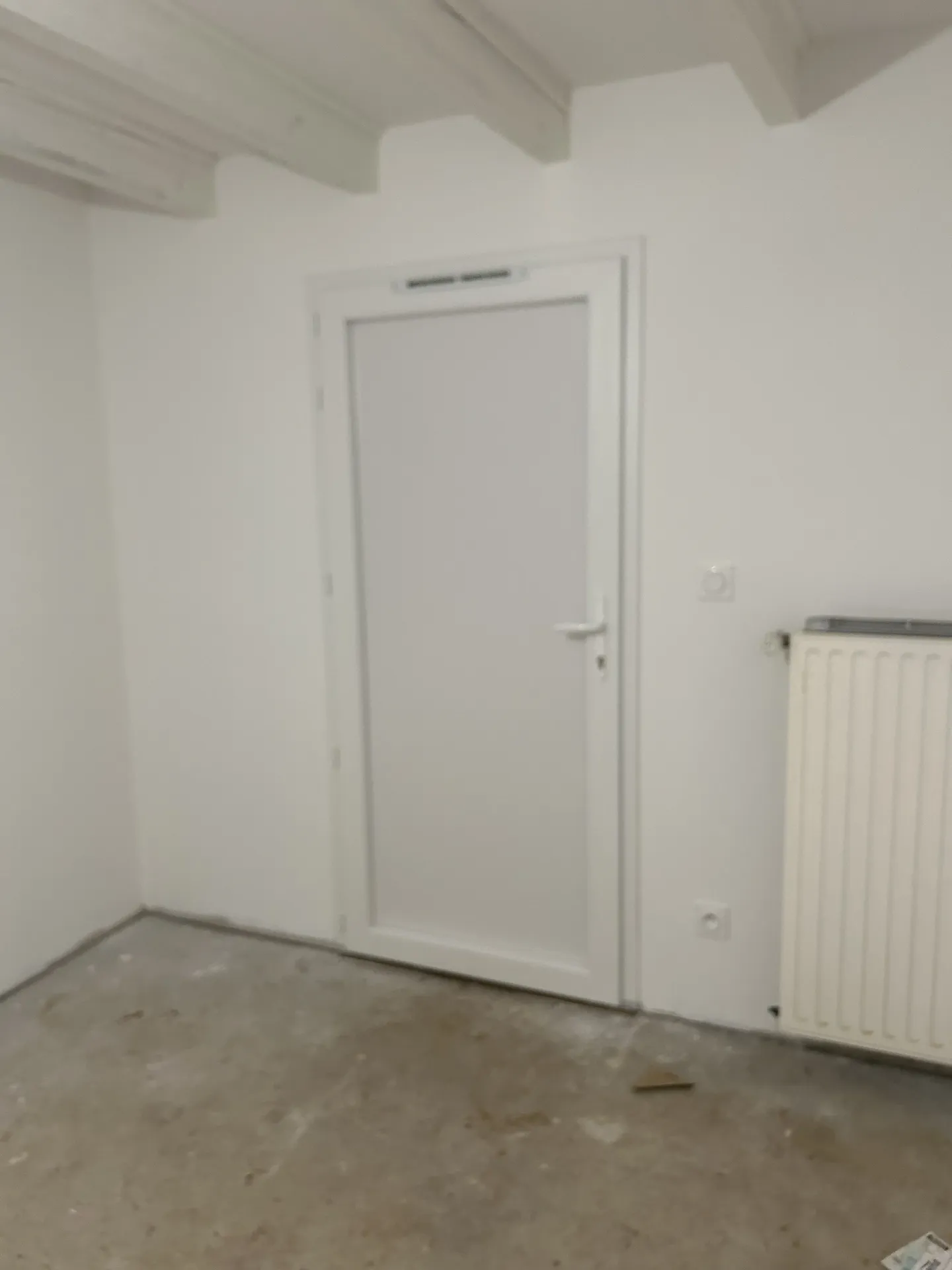 Porte d’entrée PVC vue de l’intérieur offrant une meilleure isolation thermique et un confort accru dans une maison à Beaujeu (Rhône 69)