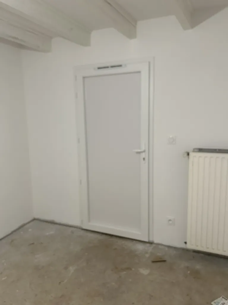 Porte d’entrée PVC vue de l’intérieur offrant une meilleure isolation thermique et un confort accru dans une maison à Beaujeu (Rhône 69)