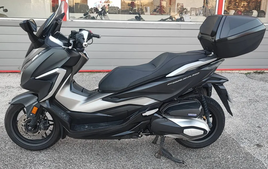 HONDA FORZA 350 TOP BOX DU 08/2021 AVEC 66400 KM.