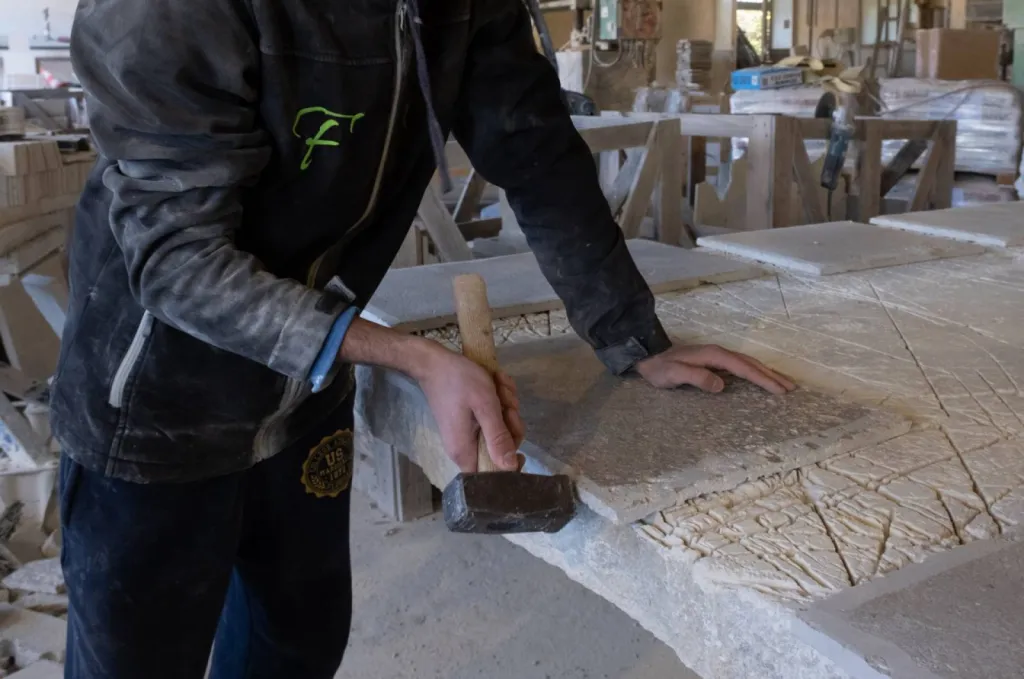 Tailleur de pierre à la finition dalle ancienne de France